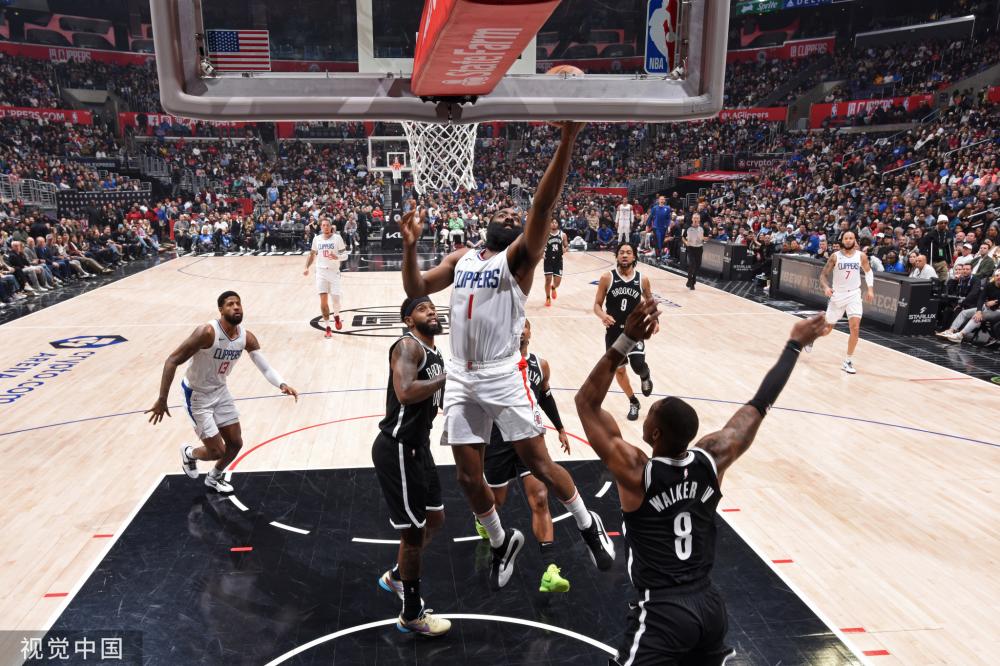 展现出了惊 展现出了惊